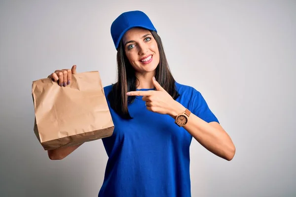 Jonge Vrouw Met Blauwe Ogen Dragen Pet Houden Papieren Zak — Stockfoto