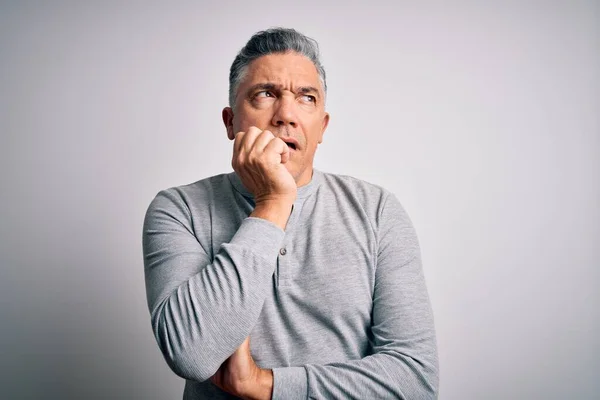 Hombre Guapo Pelo Gris Mediana Edad Que Usa Una Camiseta — Foto de Stock