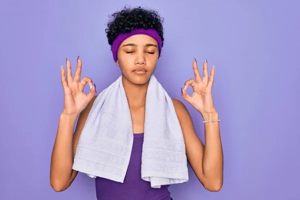 Hermosa Mujer Deportiva Afroamericana Haciendo Deporte Con Toalla Sobre Fondo — Foto de Stock