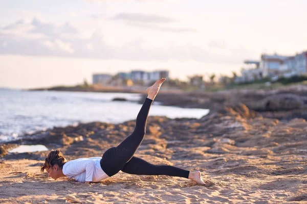 Joven Hermosa Deportista Practicando Yoga Entrenador Enseñando Cuatro Miembros Del — Foto de Stock