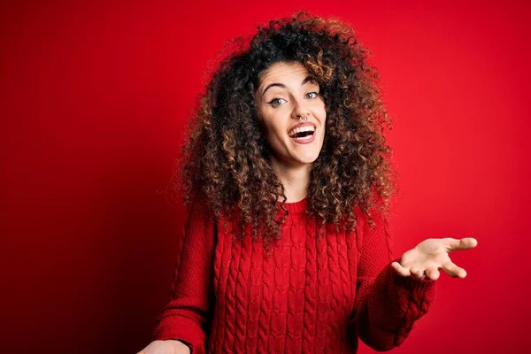 Joven Hermosa Mujer Con Pelo Rizado Piercing Con Suéter Rojo — Foto de Stock