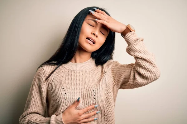 若い美しい中国の女性は 隔離された白い背景の上にカジュアルなセーターを着て病気や熱 インフルエンザや風邪 ウイルスの病気のための額に触れる — ストック写真