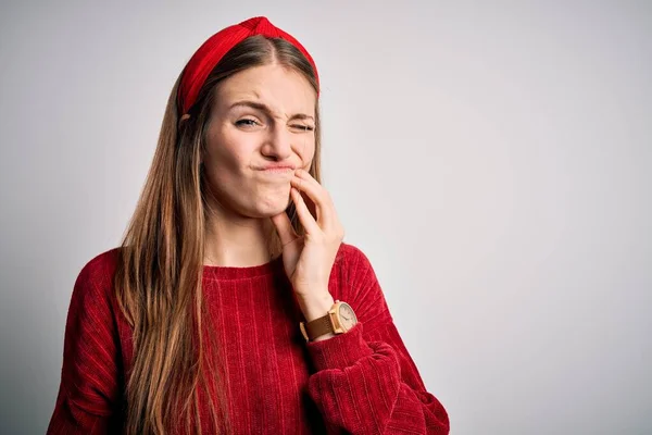 Mulher Ruiva Bonita Nova Vestindo Camisola Casual Vermelha Diadema Sobre — Fotografia de Stock