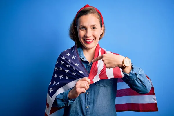 Joven Hermosa Mujer Rubia Con Bandera Los Estados Unidos Sobre — Foto de Stock