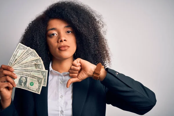 アフロヘアの若いアフリカ系アメリカ人のビジネス女性は 怒っている顔をした現金ドル紙幣を保持し 親指で嫌いを示す負の記号 拒否の概念 — ストック写真