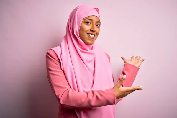 Ung Afroamerikansk Afro Kvinna Bär Muslim Hijab Över Isolerade Rosa — Stockfoto