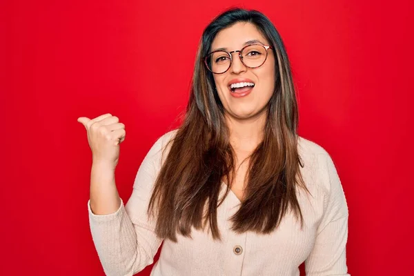 Ung Latinamerikansk Smart Kvinna Bär Glasögon Står Över Röd Isolerad — Stockfoto