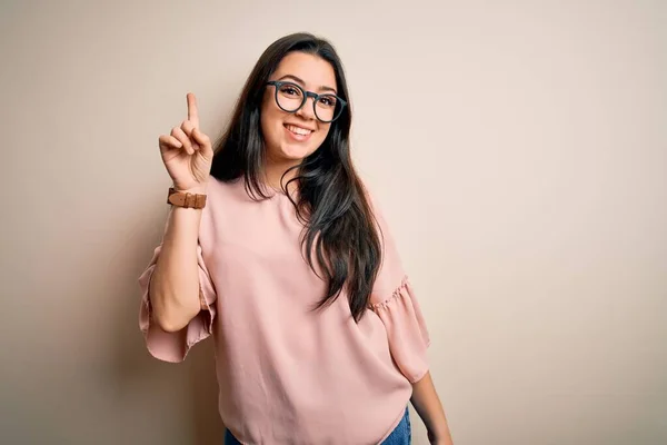 Young Brunette Elegant Woman Wearing Glasses Isolated Background Showing Pointing — Stock Photo, Image