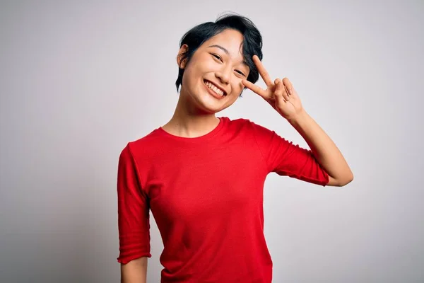 Joven Hermosa Chica Asiática Vistiendo Casual Rojo Camiseta Pie Sobre — Foto de Stock