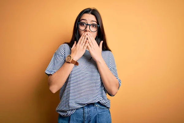 Giovane Donna Bruna Che Indossa Occhiali Shirt Blu Navy Sfondo — Foto Stock