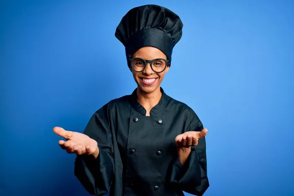 Jonge Afro Amerikaanse Chef Kok Vrouw Dragen Fornuis Uniform Hoed — Stockfoto