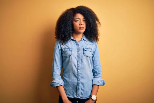 Młoda Piękna Afrykańska Kobieta Afro Włosami Stojąca Nad Żółtym Odizolowanym — Zdjęcie stockowe