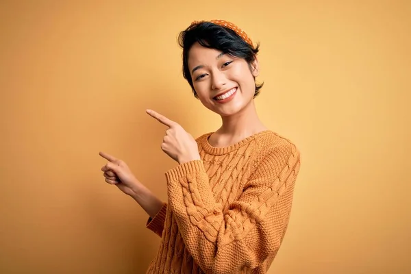 Jong Mooi Aziatisch Meisje Dragen Casual Trui Diadeem Staan Gele — Stockfoto