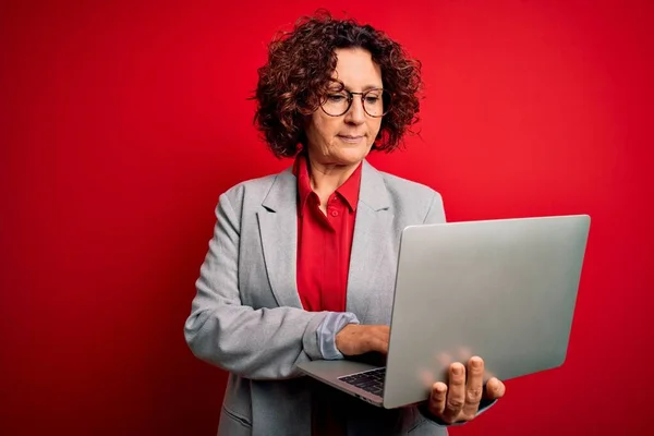 Mujer Negocios Cabello Rizado Mediana Edad Que Trabaja Con Computadora —  Fotos de Stock