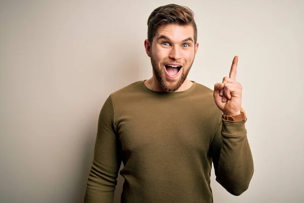 Jonge Blonde Man Met Baard Blauwe Ogen Met Groene Trui — Stockfoto