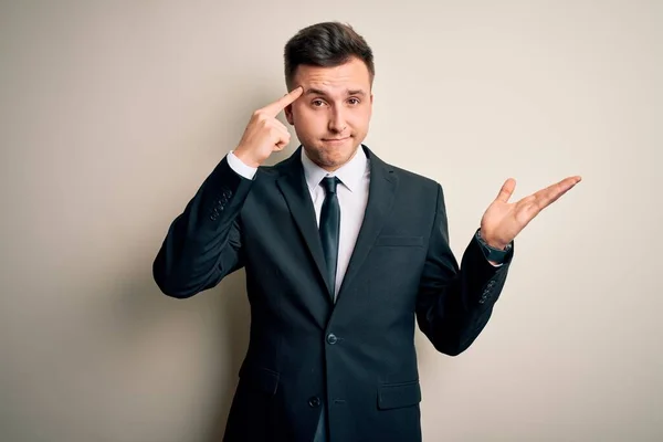 Joven Hombre Negocios Guapo Con Traje Elegante Corbata Sobre Fondo —  Fotos de Stock