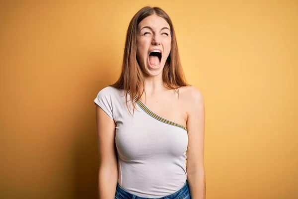 Jonge Mooie Roodharige Vrouw Draagt Casual Shirt Geïsoleerde Gele Achtergrond — Stockfoto