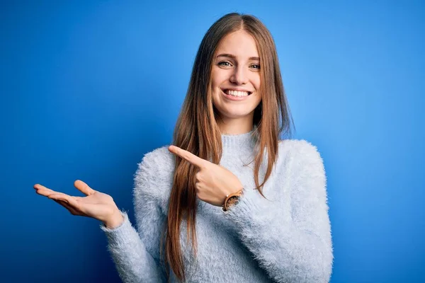 Giovane Bella Rossa Donna Indossa Maglione Casual Sfondo Blu Isolato — Foto Stock