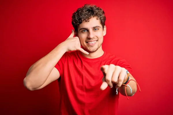 Jovem Loiro Bonito Homem Com Cabelo Encaracolado Vestindo Shirt Casual — Fotografia de Stock