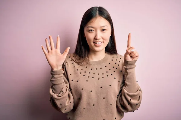 Jonge Mooie Aziatische Vrouw Dragen Mode Elegante Trui Roze Gesoldeerde — Stockfoto