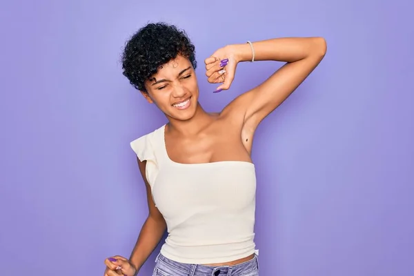 Młoda Piękna Afrykańska Afro Kobieta Ubrana Luźny Shirt Fioletowym Tle — Zdjęcie stockowe