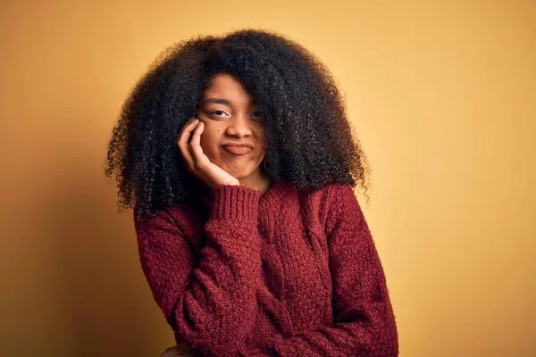 Jonge Mooie Afrikaanse Amerikaanse Vrouw Met Afro Haar Staande Geel — Stockfoto