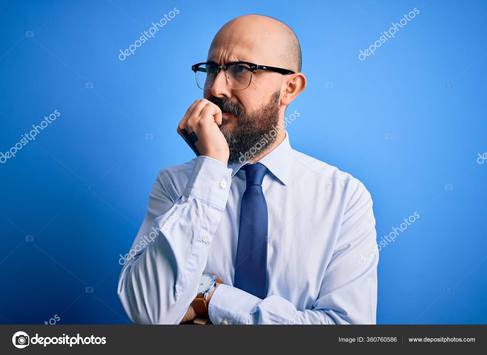 Homem careca engraçado com olhos grandes e óculos em um fundo