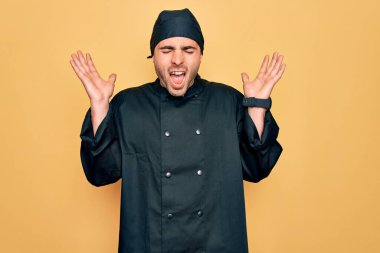 Mavi gözlü, üniformalı ve sarı arka planda şapkalı genç yakışıklı fırıncı kollarını kaldırmış ve gözleri kapalı heyecanla haykırarak başarıyı kutluyor. Kazanan konsept