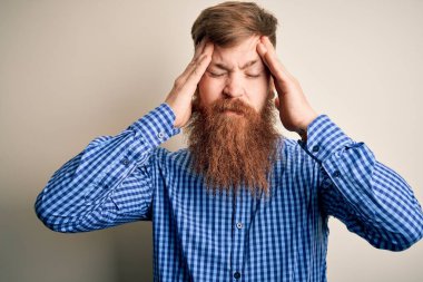Sakallı, sakallı, yakışıklı, kızıl saçlı bir iş adamı. Acı ve migren yüzünden baş ağrısı çekiyor. Ellerini başının üstüne koy..