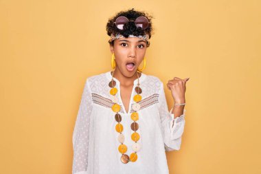 Güneş gözlüğü ve aksesuar takan Afro-Amerikan genç, güzel afro-Amerikan kadın..