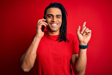 Afrika kökenli Afro Amerikalı genç bir adam. Rastalı telefonla konuşuyor. Bir fikir ya da soruyla şaşırdı.