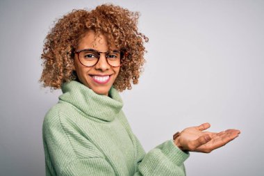 Balıkçı yaka kazak giyen ve avuçlarını açıp fotokopi alanını gösteren gözlüklü güzel afro-amerikalı kadın, mutlu bir şekilde gülümseyen bir reklam sunuyor.
