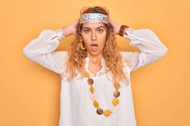 Genç, sarışın, mavi gözlü, güneş gözlüklü, aksesuar takan, elleri başında çılgın, korkmuş ve ağzı açık bir şekilde şok geçirmekten korkan güzel bir hippi kadın.