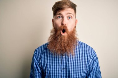 Yakışıklı, kızıl saçlı, sakallı bir iş adamı. Arka planda duruyor. Şaşırmış, korkmuş ve şaşırmış bir halde..