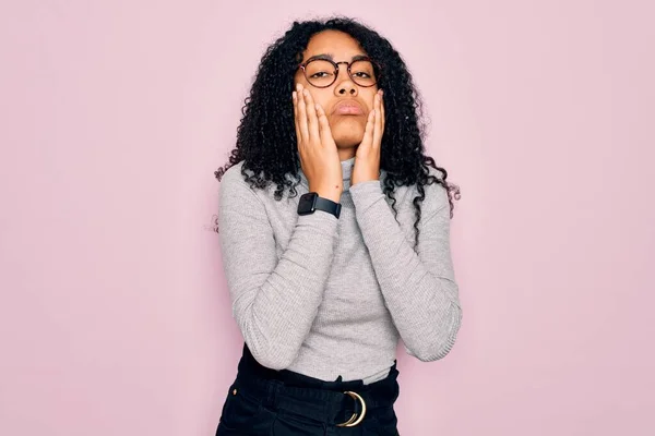 Młoda Afroamerykanka Swetrze Golfem Okularami Różowym Tle Zmęczone Ręce Zakrywające — Zdjęcie stockowe