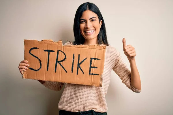 Jovem Bela Mulher Hispânica Segurando Banner Protesto Greve Manifestação Feliz — Fotografia de Stock