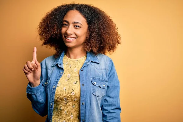 Giovane Donna Afro Americana Con Capelli Afro Che Indossa Una — Foto Stock