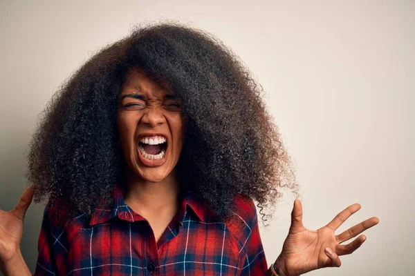 Joven Mujer Afroamericana Hermosa Con Camisa Casual Sobre Fondo Aislado —  Fotos de Stock