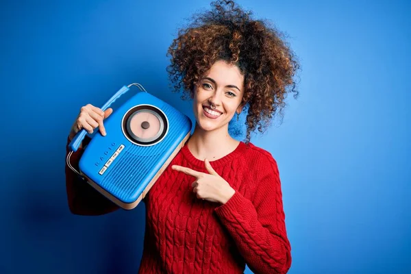 Kıvırcık Saçlı Piercingli Genç Bir Kadın Klasik Radyo Kullanarak Müzik — Stok fotoğraf