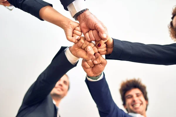 Gruppo Imprenditori Sorridenti Felici Fiduciosi Piedi Cerchio Con Sorriso Sul — Foto Stock