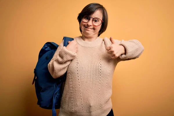 Giovane Donna Studente Sindrome Indossando Borsa Scolastica Sfondo Giallo Felice — Foto Stock