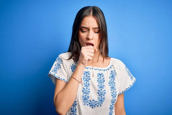 Mulher Morena Bonita Nova Vestindo Camiseta Casual Sobre Fundo Azul — Fotografia de Stock