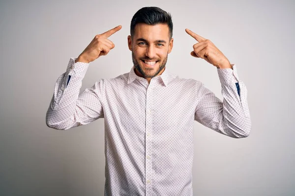 Joven Hombre Guapo Con Camisa Elegante Pie Sobre Fondo Blanco — Foto de Stock