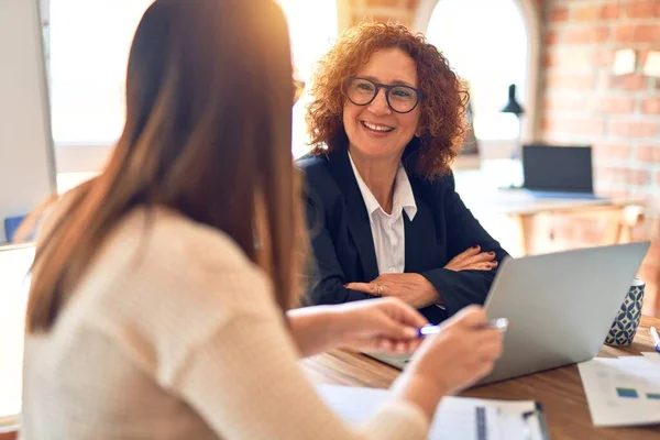 Two Beautiful Businesswomen Smiling Happy Confident Sitting Smile Face Working — Stockfoto