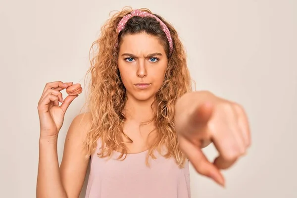 Jovem Mulher Loira Bonita Com Olhos Azuis Segurando Chocolate Macaron — Fotografia de Stock