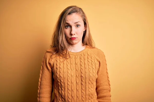 Jovem Mulher Loira Bonita Vestindo Camisola Casual Sobre Fundo Amarelo — Fotografia de Stock