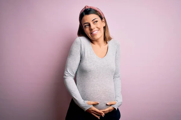 Mladá Krásná Brunetka Těhotná Čeká Dítě Přes Izolované Růžové Pozadí — Stock fotografie