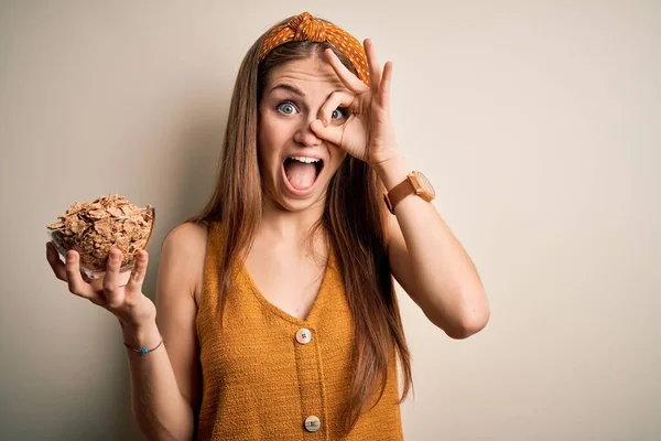 Joven Hermosa Pelirroja Sosteniendo Tazón Cereales Copos Maíz Saludables Con —  Fotos de Stock