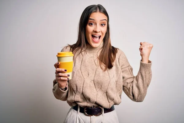 Junge Schöne Brünette Frau Trinkt Ein Glas Kaffee Über Isoliertem — Stockfoto