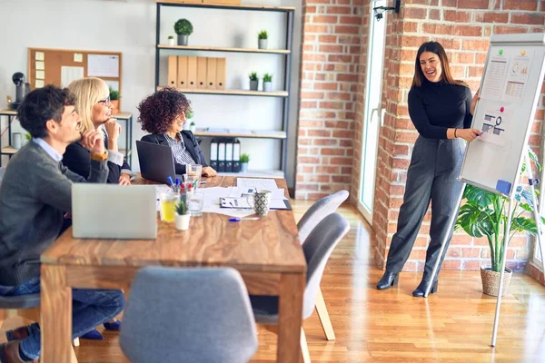 Gruppe Von Geschäftsleuten Die Einem Meeting Zusammenarbeiten Einer Von Ihnen — Stockfoto